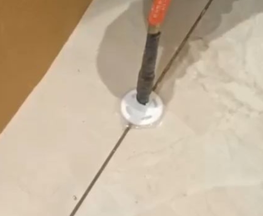 宁陵瓷砖空鼓维修公司专业解答瓷砖在铺贴过程中，如果没有涂抹均匀到位的粘结材料（如水泥砂浆或瓷砖胶），可能会导致以下问题