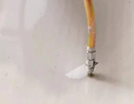 宁陵瓷砖空鼓维修公司专业解答在瓷砖铺贴过程中，如果使用的砂料过粗（如全部使用了粗砂），可能会导致以下问题