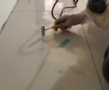 宁陵瓷砖开裂维修公司专业分享瓷砖在铺贴前如果没有沥干水分，将会导致以下问题