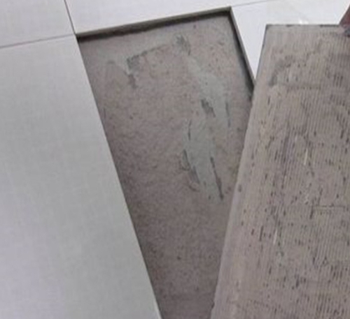 宁陵瓷砖空鼓维修公司分享瓷砖铺贴时如果打浆（即涂抹在瓷砖背面和基层上的砂浆或瓷砖胶）过少，会带来以下问题